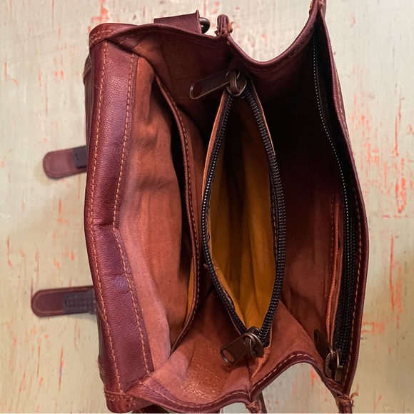 Dark brown leather men’s rustic explorer crossbody messenger satchel sling bag - Picture 12 of 14